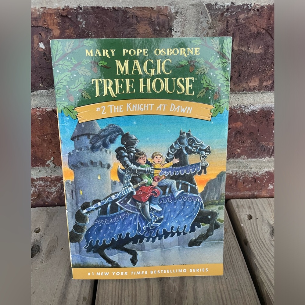 Paperback Magic Tree House The Knight At Dawn Kid’s Chapter Book #2